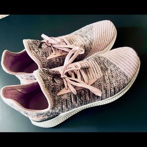 Women's EUC Puma size 9